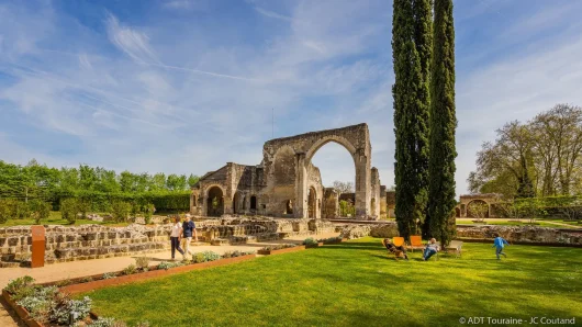 Visiteurs devant les vestiges