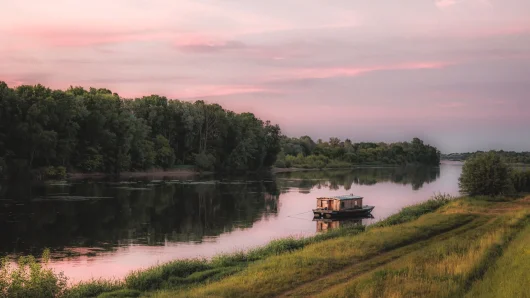 Bateau sur la Loire vu depuis le bord du fleuve