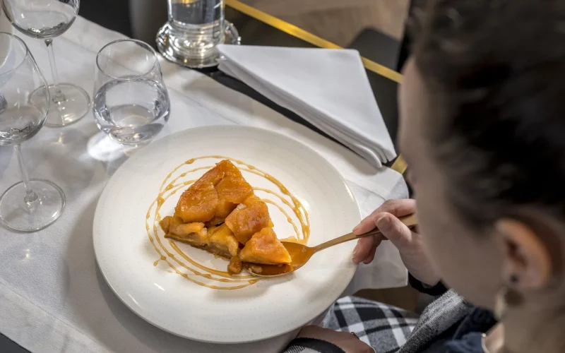 Femme dégustant une tarte Tatin