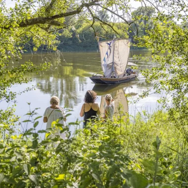 3 femmes sur les rives de la Loire regarde passer un bateau traditionnel de Loire