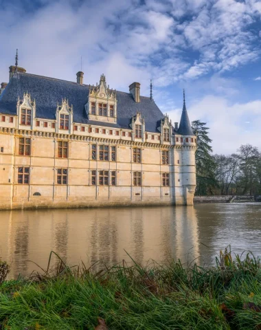 Le chateau d'Azay-le-Rideau qui se reflète dans l'eau