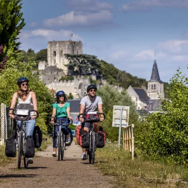 Cyclotouristes dans la ville de Montrichard