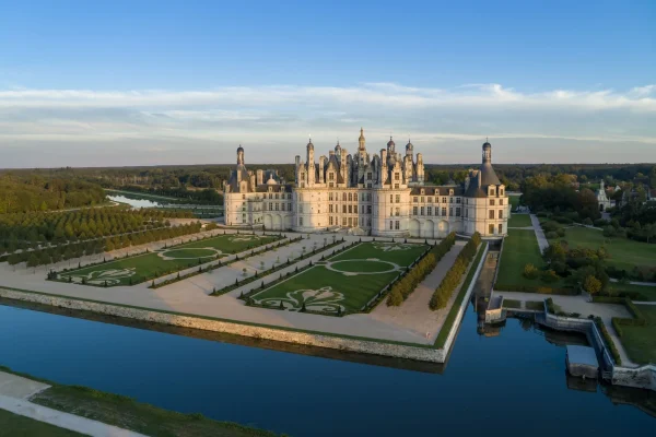 Le château de Chambord et ses jardins à la française vus du ciel