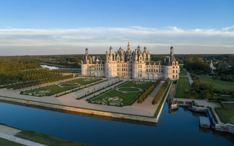 Le château de Chambord et ses jardins à la française vus du ciel