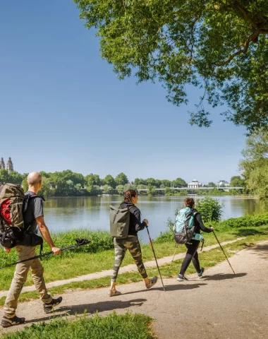 Randonneurs sur le GR3 à Tours