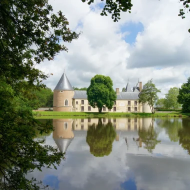 Le chateau de Chamerolles avec le plan d'eau au premier plan