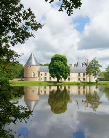 Le chateau de Chamerolles avec le plan d'eau au premier plan