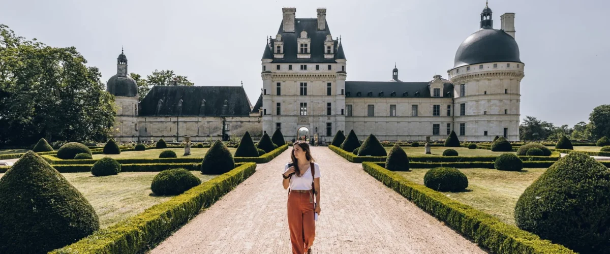 Jeune femme marchant devant le Chateau de Valencay