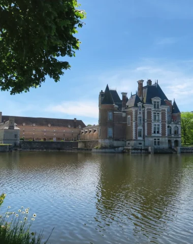 Le chateau se reflète dans l'eau
