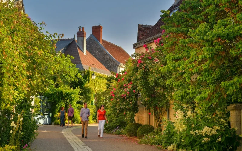 Couple en promenade dans une rue de Chédigny