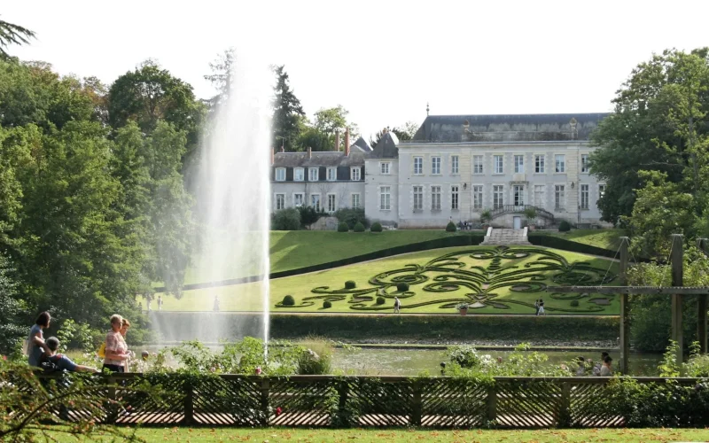 Allée du parc floral avec un geyser devant les pelouses décorées